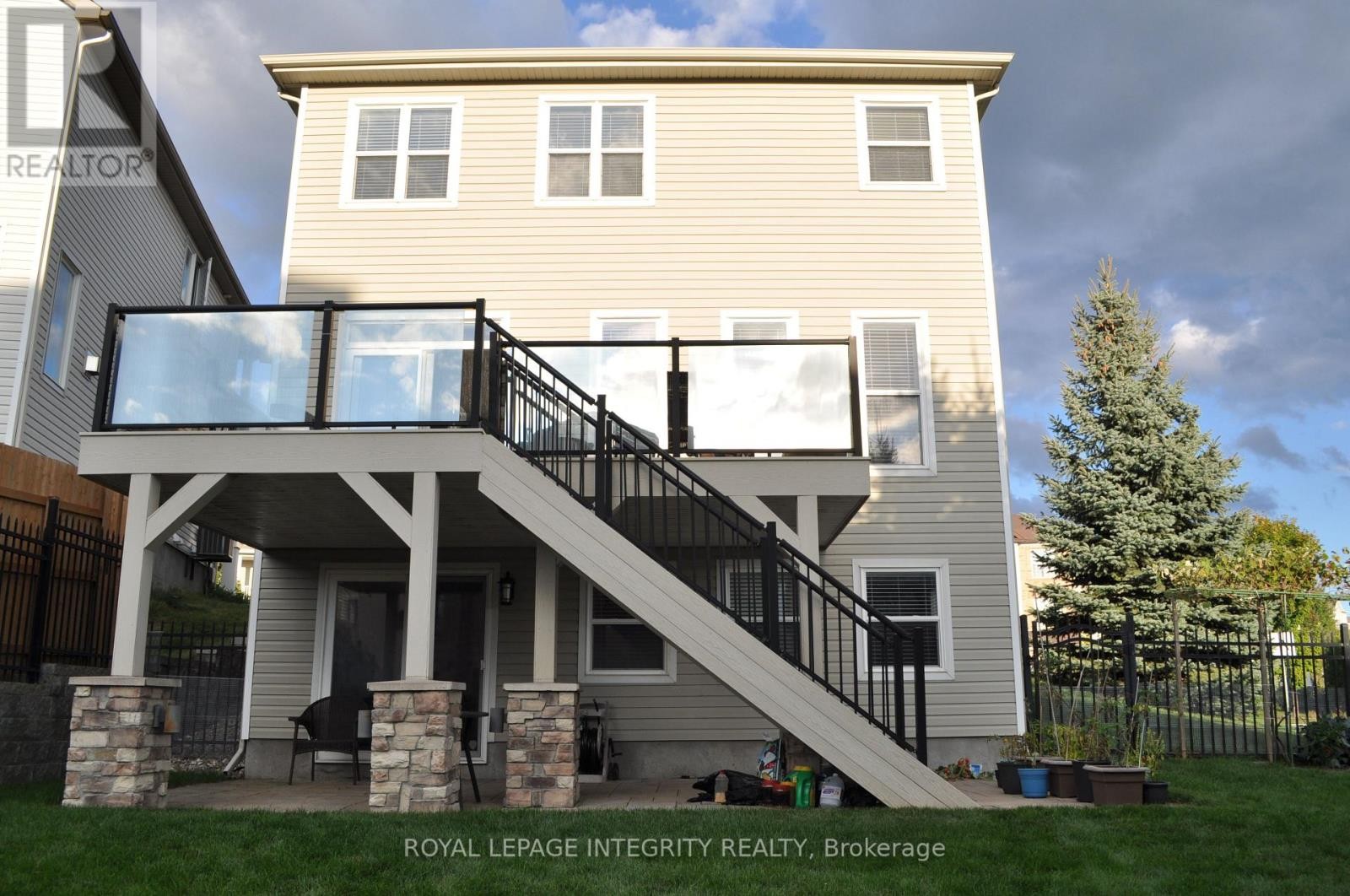 












432 TILLSONBURG STREET

,
Ottawa,




Ontario
K2T0C4

