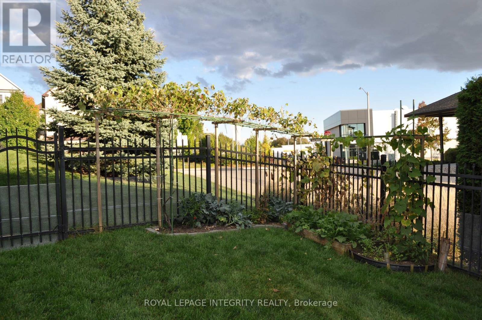 












432 TILLSONBURG STREET

,
Ottawa,




Ontario
K2T0C4

