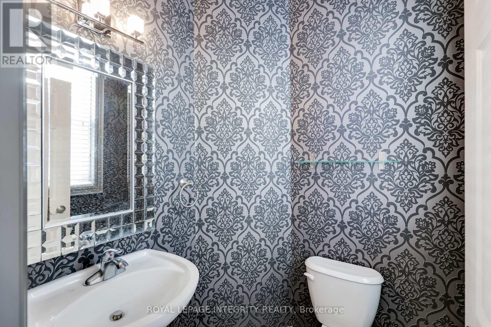 












432 TILLSONBURG STREET

,
Ottawa,




Ontario
K2T0C4

