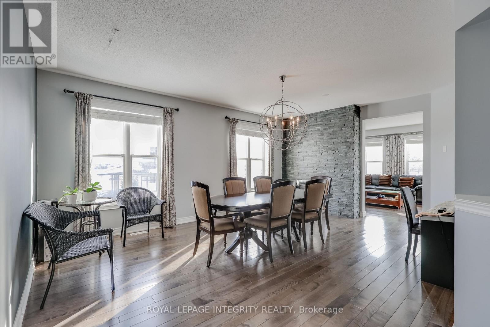 












432 TILLSONBURG STREET

,
Ottawa,




Ontario
K2T0C4

