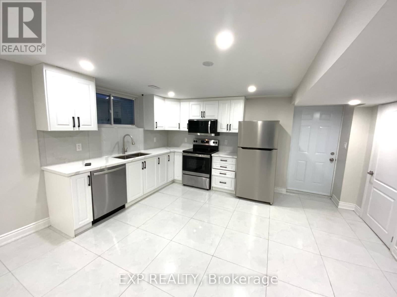 












B - 923 GUINNESS CRESCENT

,
Ottawa,




Ontario
K2C3H2

