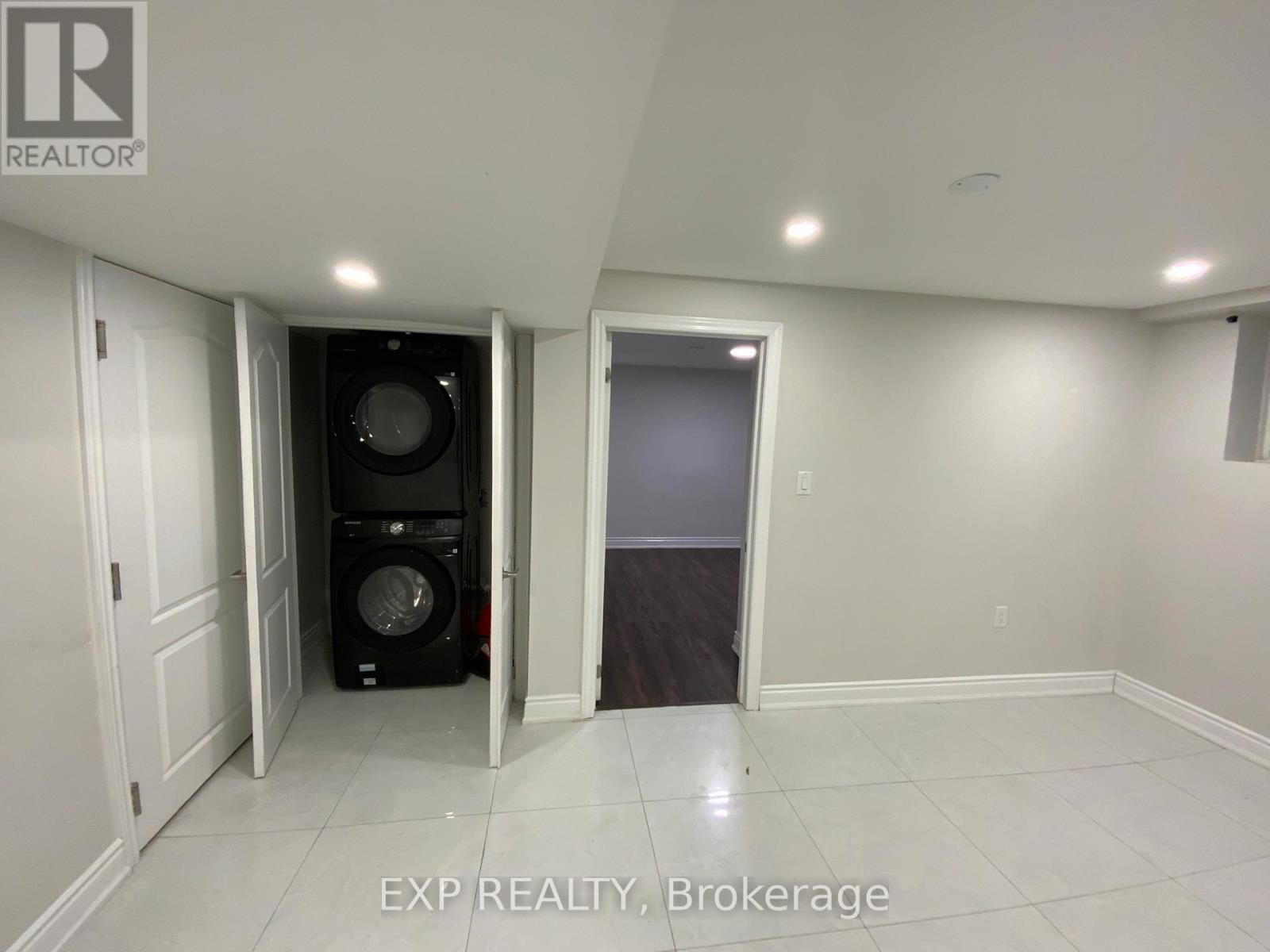 












B - 923 GUINNESS CRESCENT

,
Ottawa,




Ontario
K2C3H2

