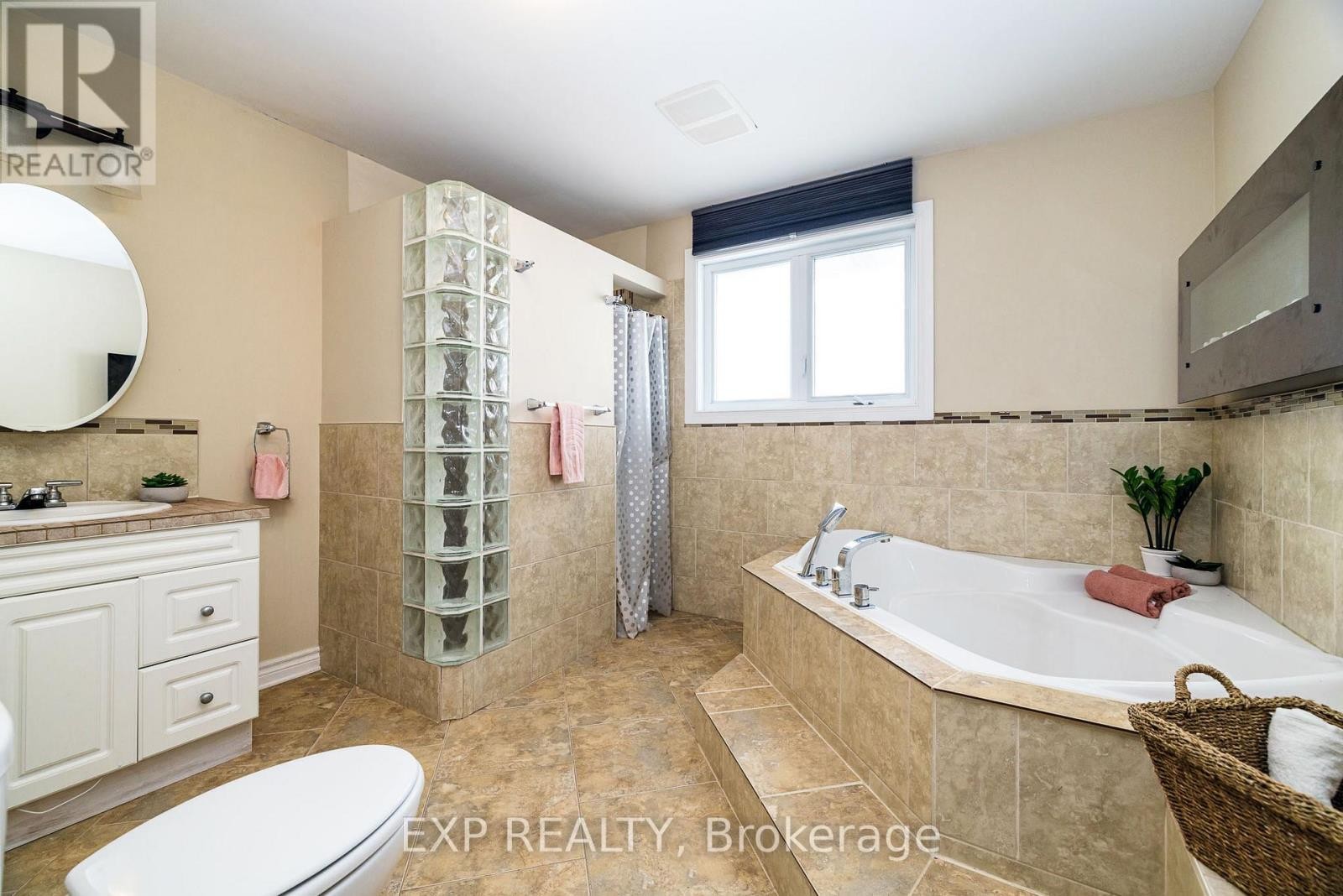 












1052 NOTRE DAME STREET

,
Russell,




Ontario
K0A1W1

