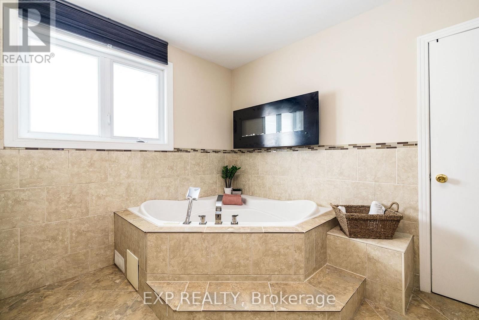 












1052 NOTRE DAME STREET

,
Russell,




Ontario
K0A1W1

