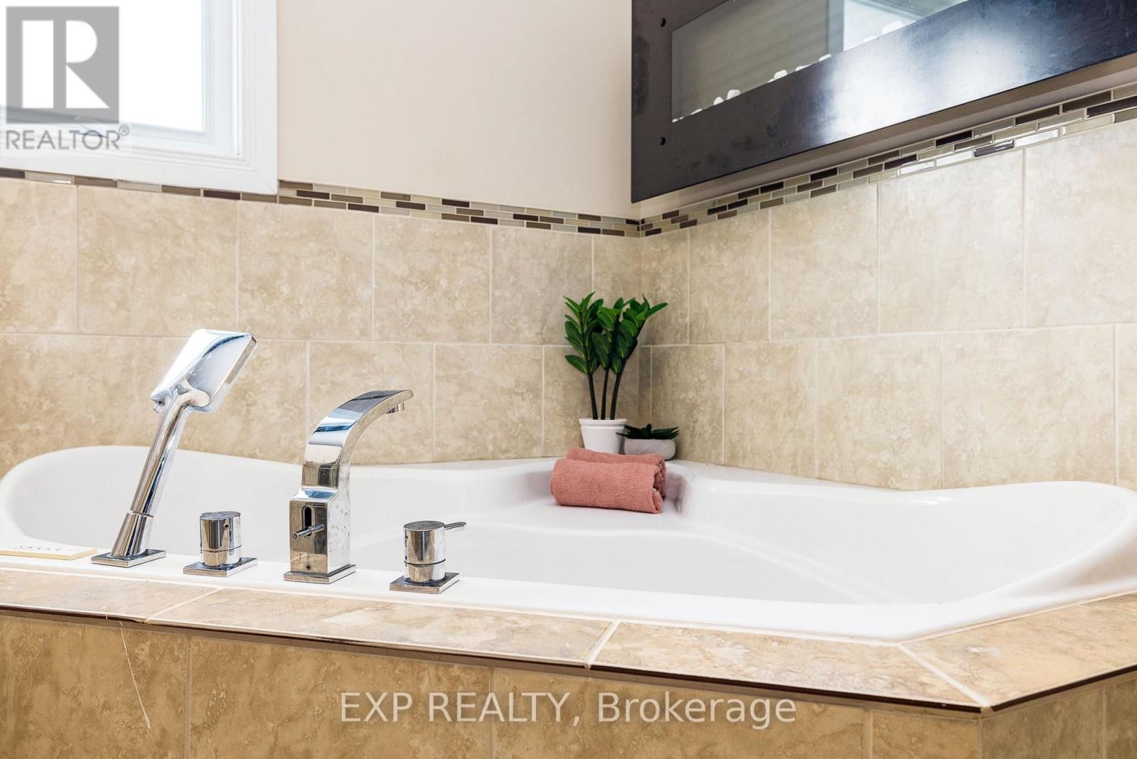 












1052 NOTRE DAME STREET

,
Russell,




Ontario
K0A1W1

