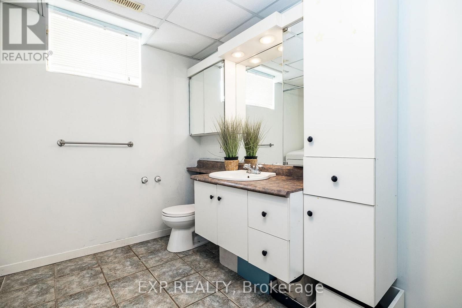 












1052 NOTRE DAME STREET

,
Russell,




Ontario
K0A1W1

