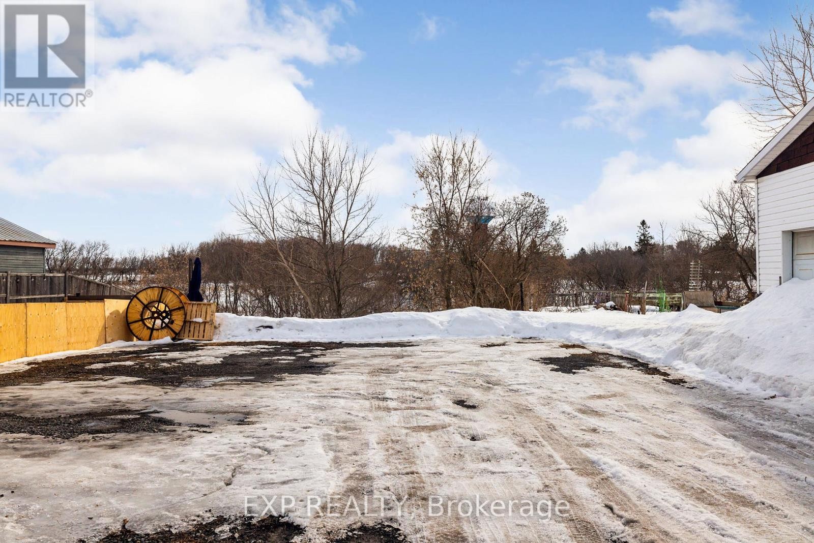 












1052 NOTRE DAME STREET

,
Russell,




Ontario
K0A1W1

