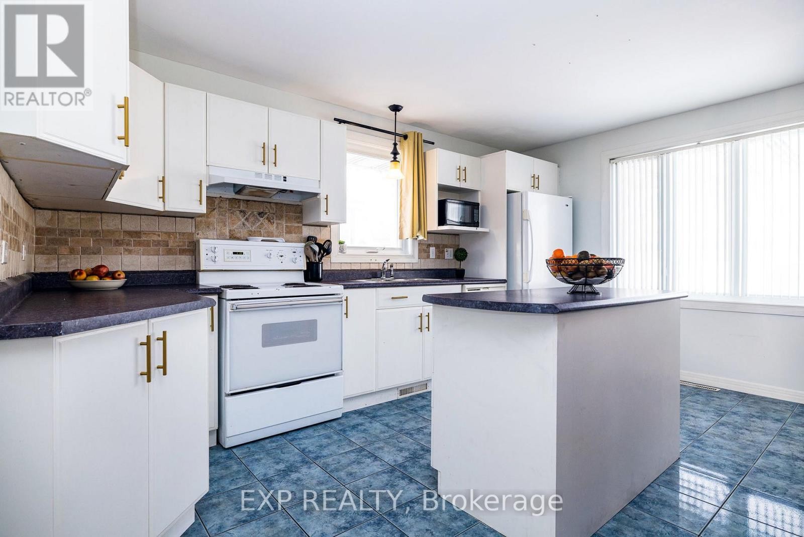 












1052 NOTRE DAME STREET

,
Russell,




Ontario
K0A1W1

