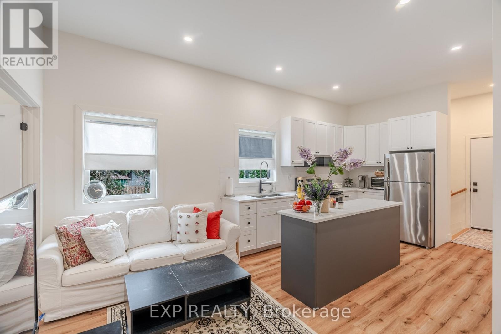 












12 VIEWMOUNT DRIVE

,
Ottawa,




Ontario
K2G1R5

