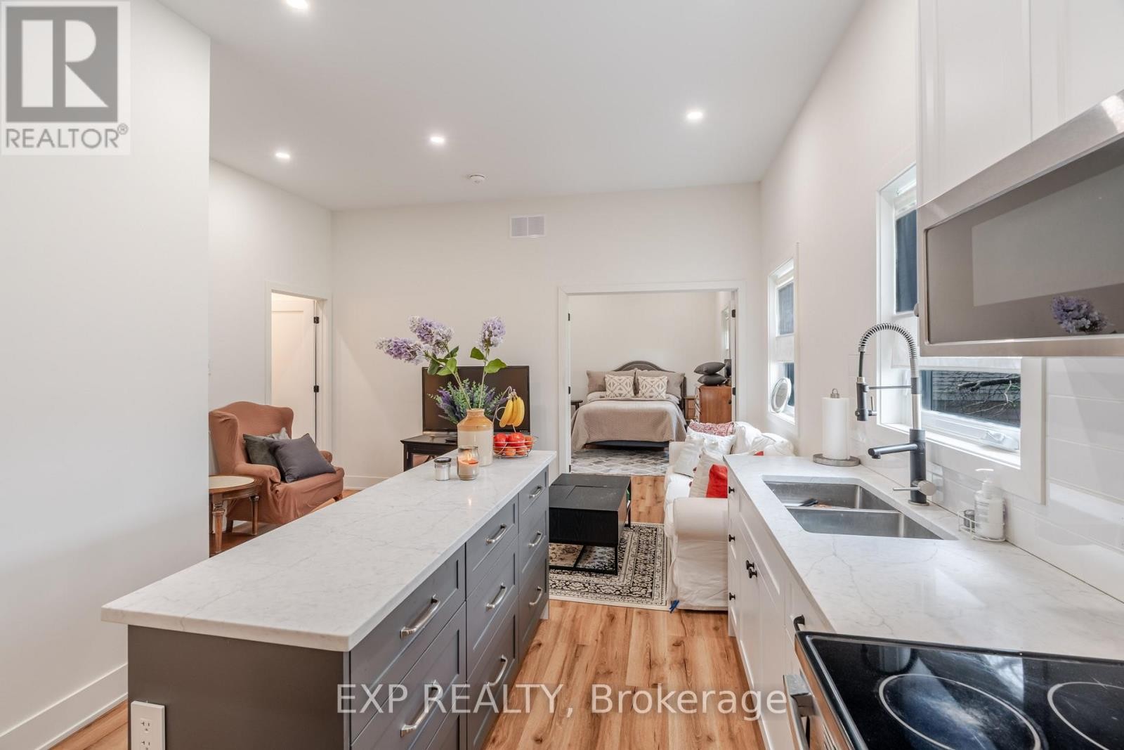 












12 VIEWMOUNT DRIVE

,
Ottawa,




Ontario
K2G1R5

