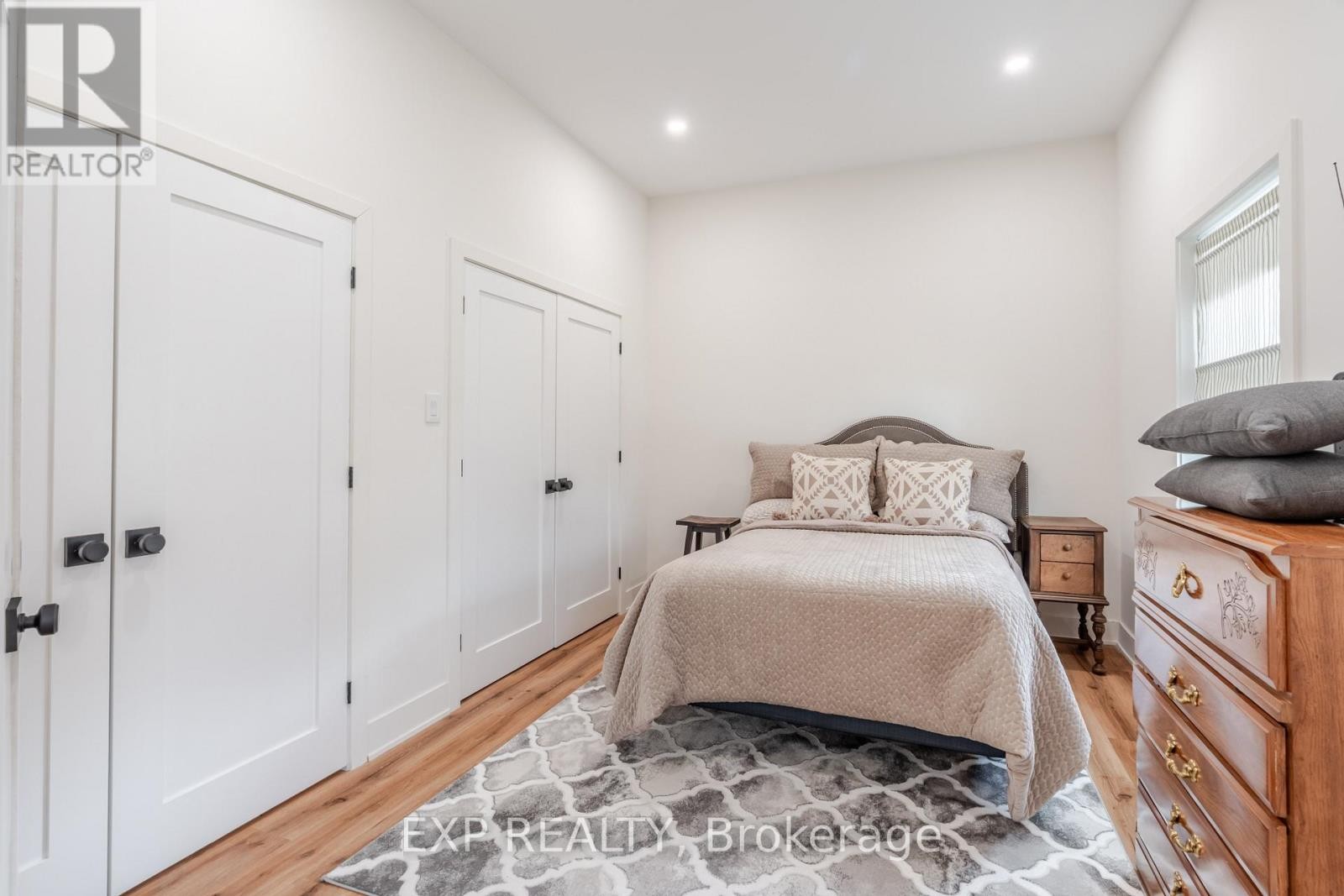 












12 VIEWMOUNT DRIVE

,
Ottawa,




Ontario
K2G1R5

