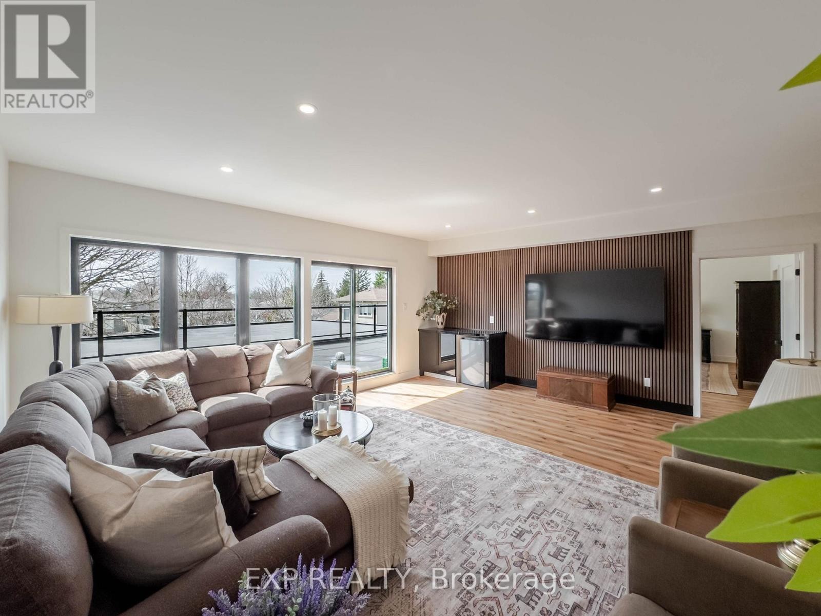 












12 VIEWMOUNT DRIVE

,
Ottawa,




Ontario
K2G1R5

