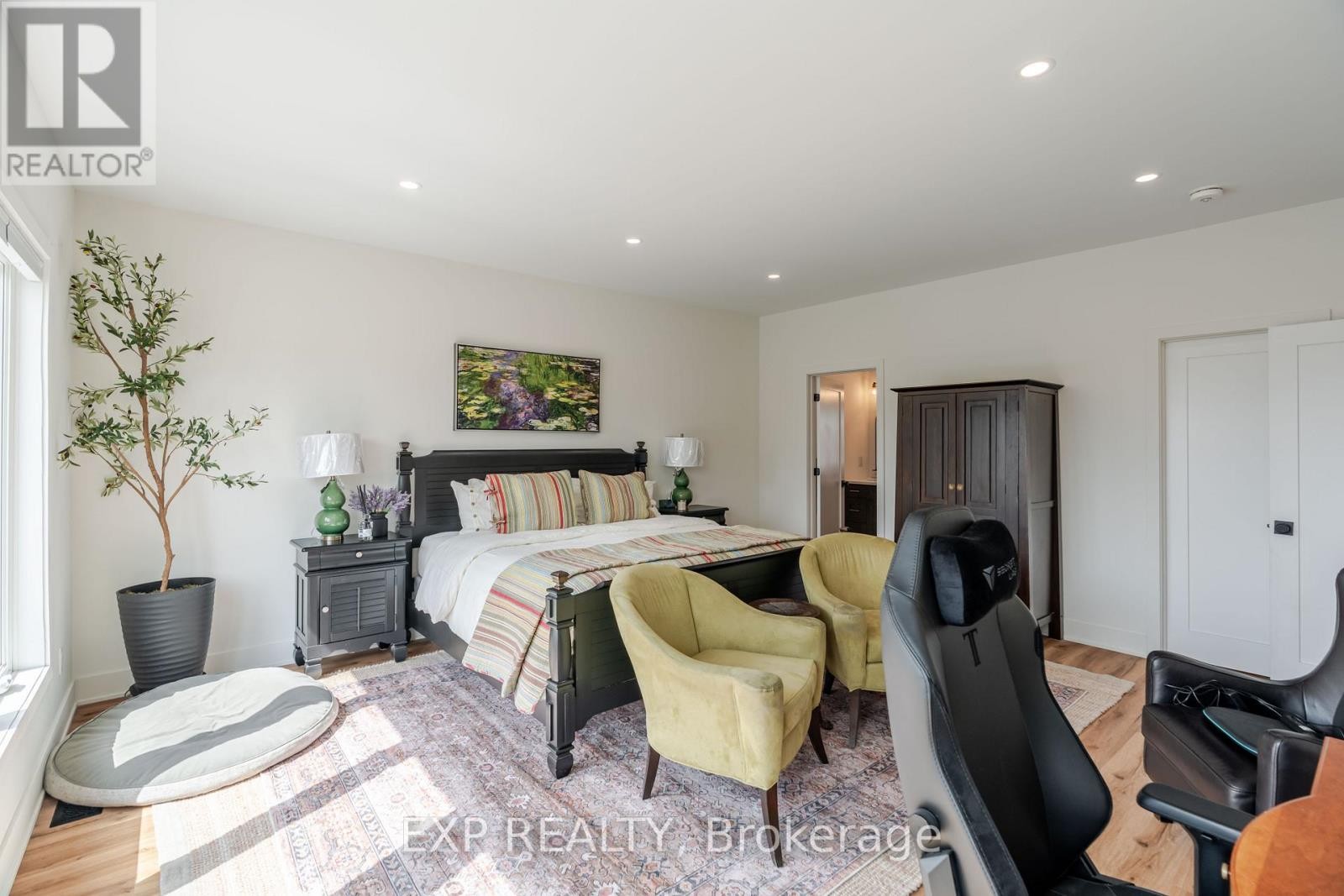 












12 VIEWMOUNT DRIVE

,
Ottawa,




Ontario
K2G1R5

