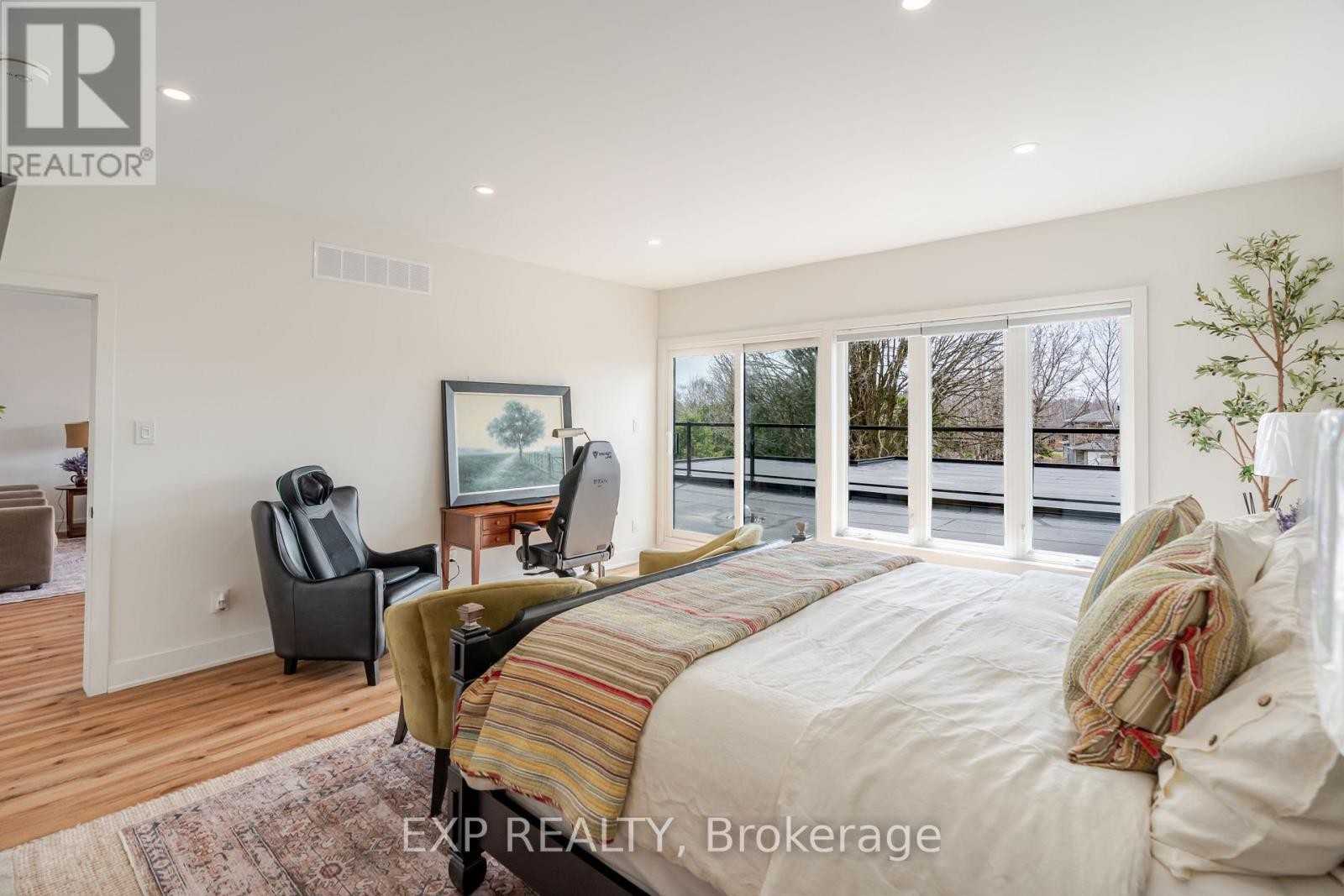 












12 VIEWMOUNT DRIVE

,
Ottawa,




Ontario
K2G1R5

