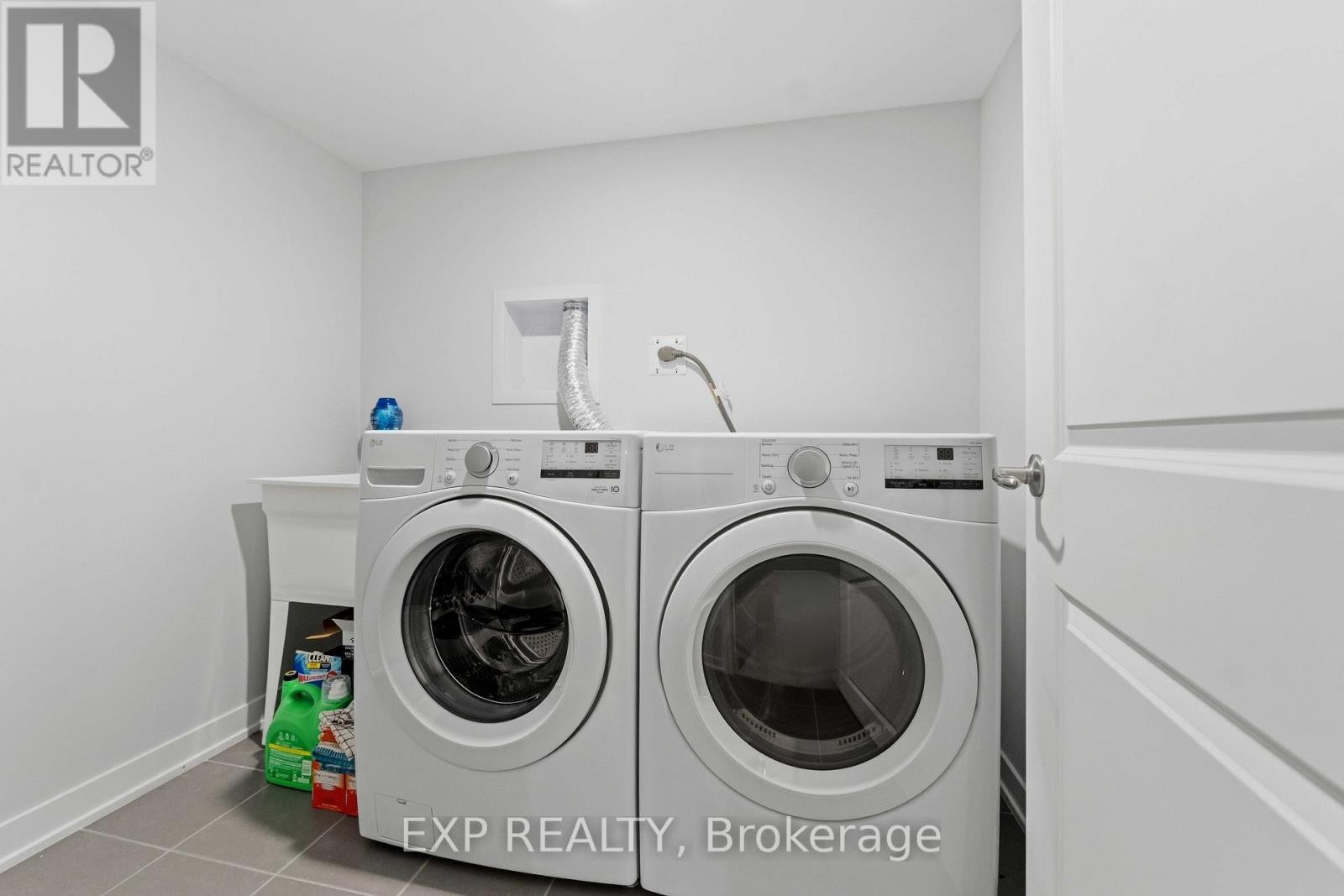 












116 PARNIAN PRIVATE

,
Ottawa,




Ontario
K2J4H7

