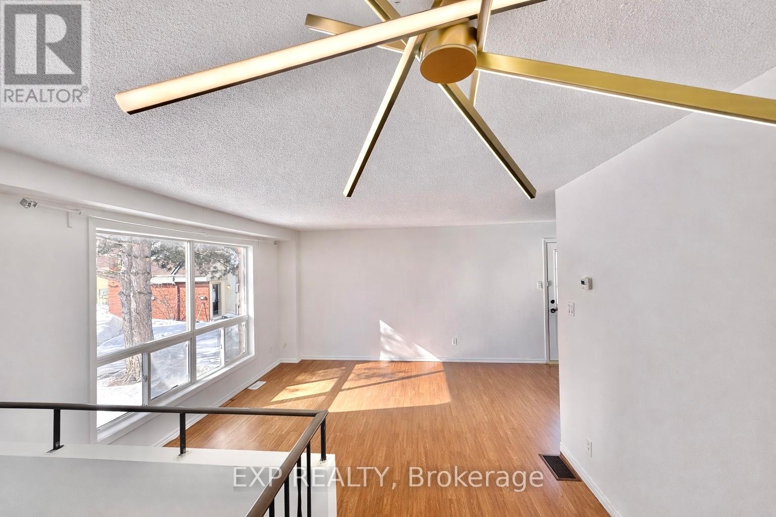 












11C SONNET CRESCENT

,
Ottawa,




Ontario
K2H8W8

