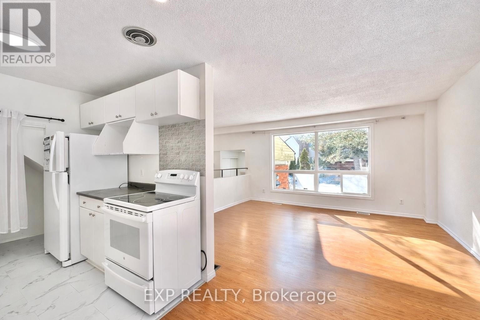 












11C SONNET CRESCENT

,
Ottawa,




Ontario
K2H8W8

