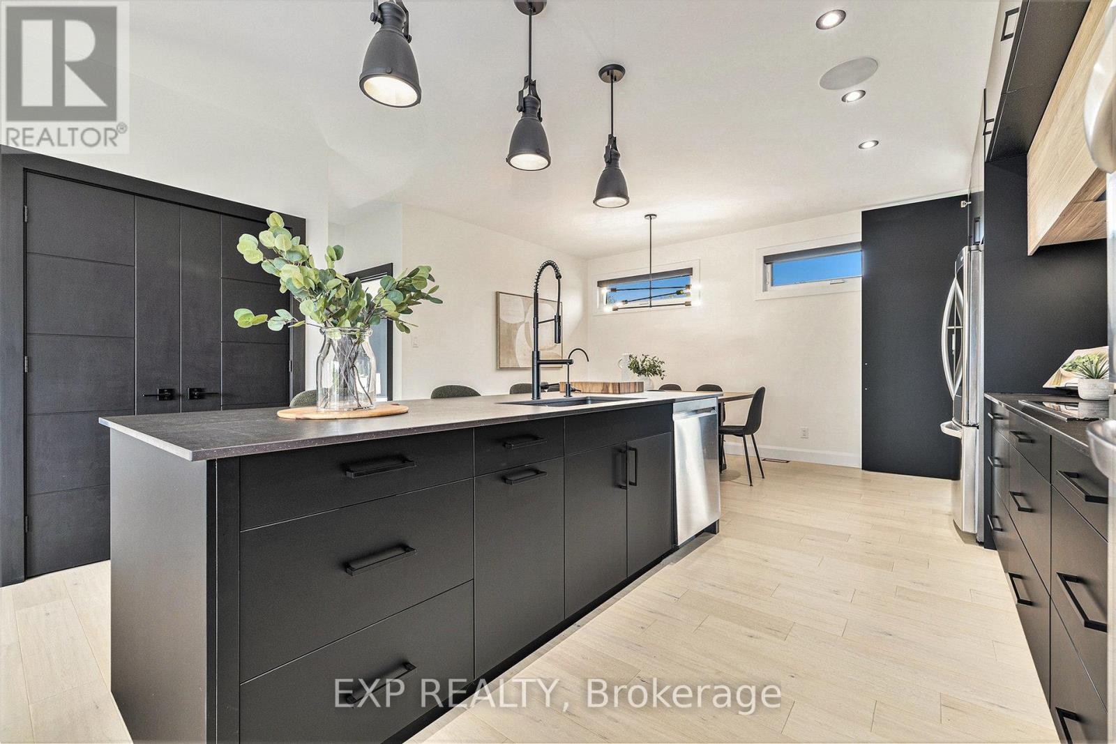 












1056 NOTRE DAME STREET

,
Russell,




Ontario
K0A1W0

