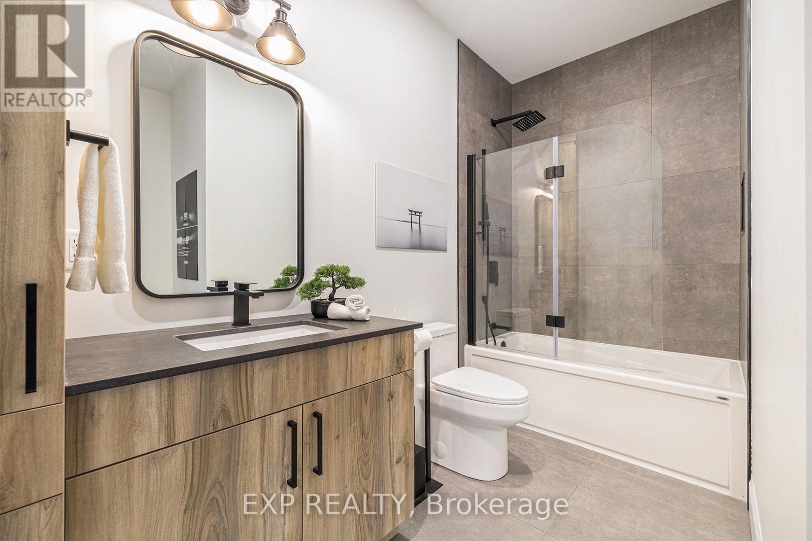 












1056 NOTRE DAME STREET

,
Russell,




Ontario
K0A1W0

