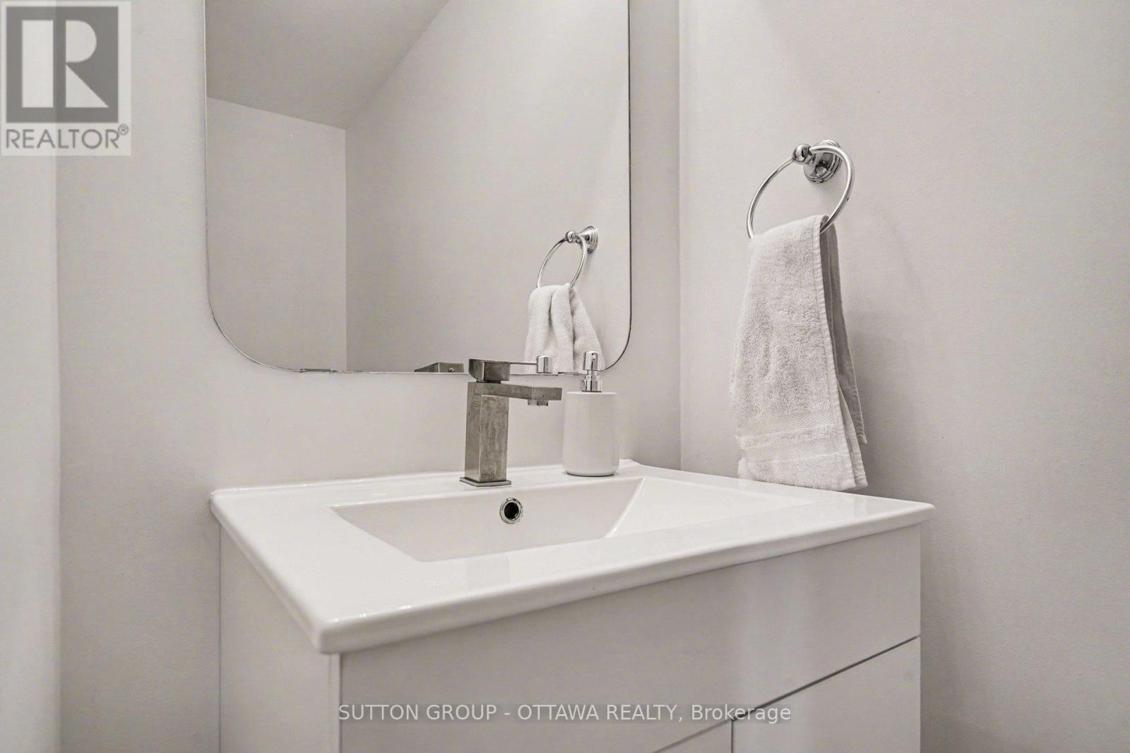












56 STEELE PARK PRIVATE

,
Ottawa,




Ontario
K1J0J2

