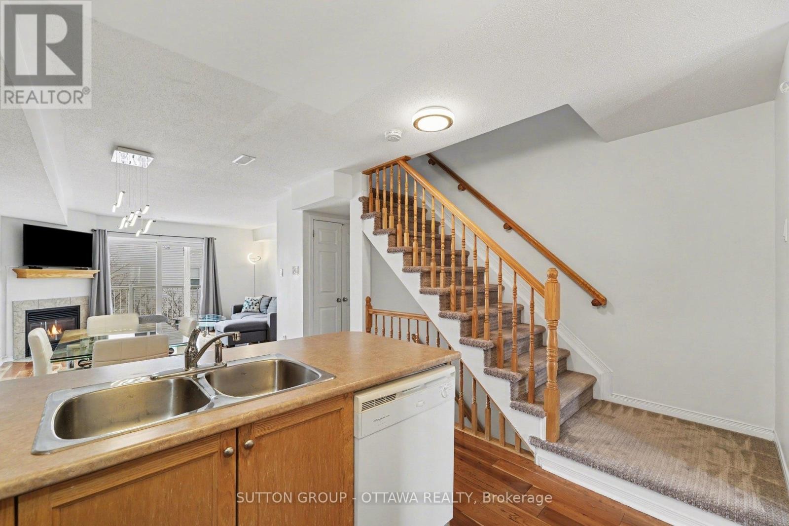 












56 STEELE PARK PRIVATE

,
Ottawa,




Ontario
K1J0J2

