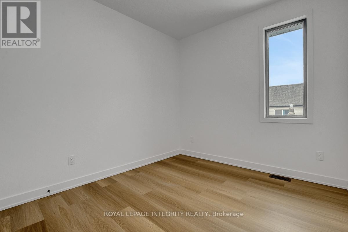 












37 ELLA STREET

,
Ottawa,




Ontario
K1S2S3

