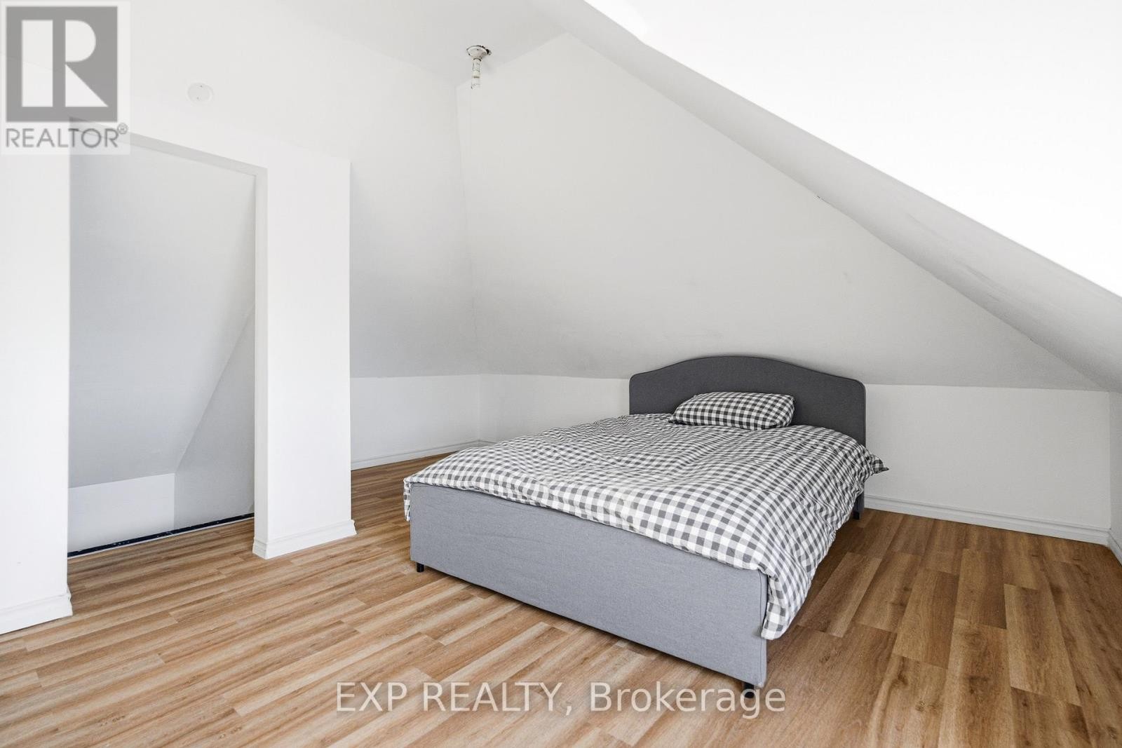 












1663 BANK STREET

,
Ottawa,




Ontario
K1V7Z2

