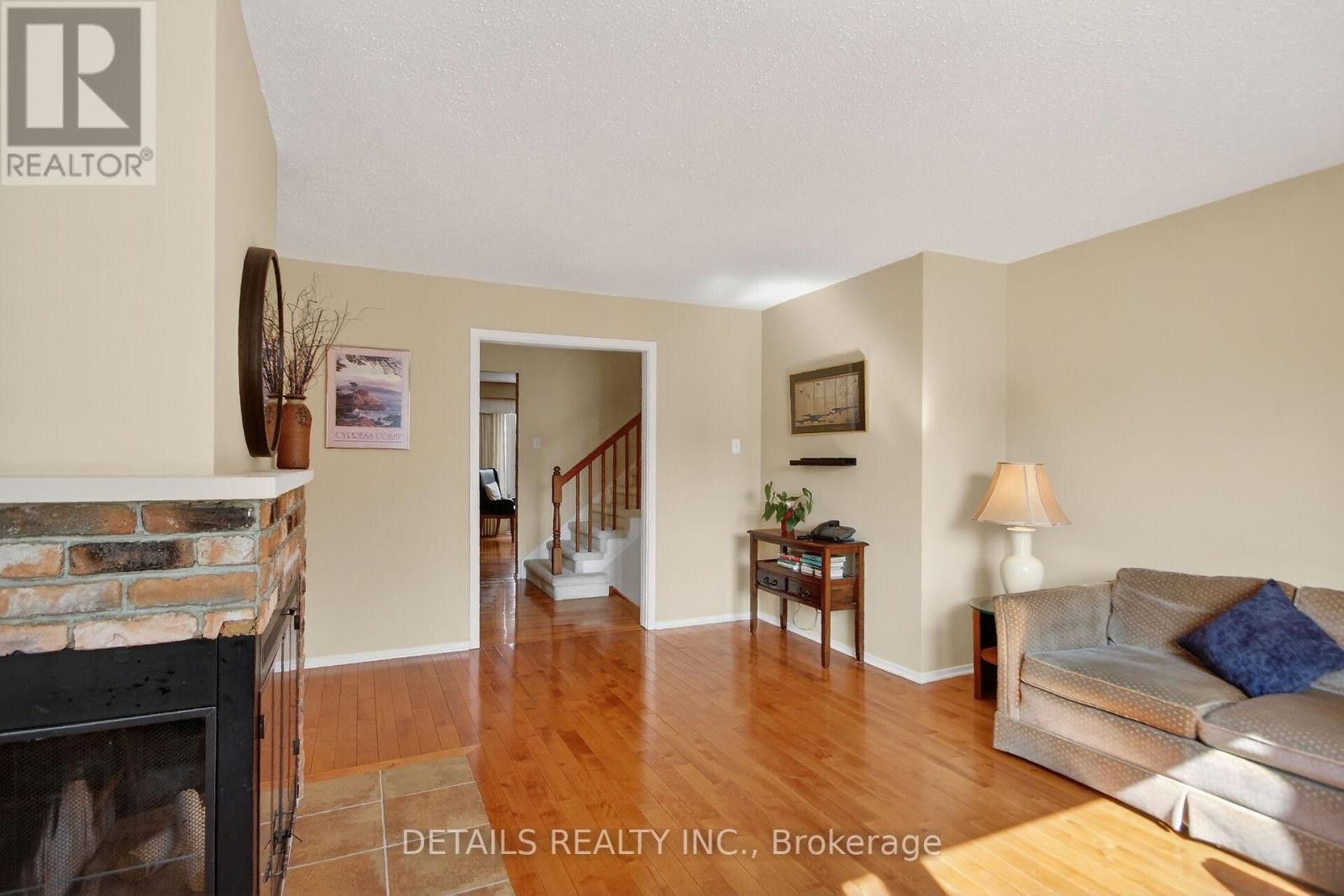 












37 GILLESPIE CRESCENT N

,
Ottawa,




Ontario
K1V0C1

