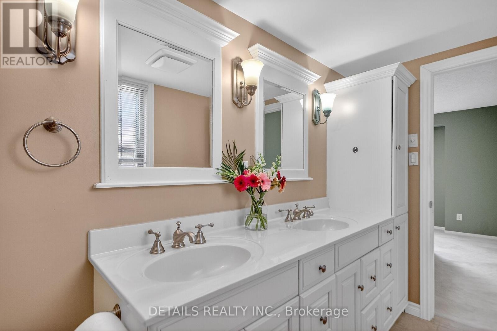 












37 GILLESPIE CRESCENT N

,
Ottawa,




Ontario
K1V0C1

