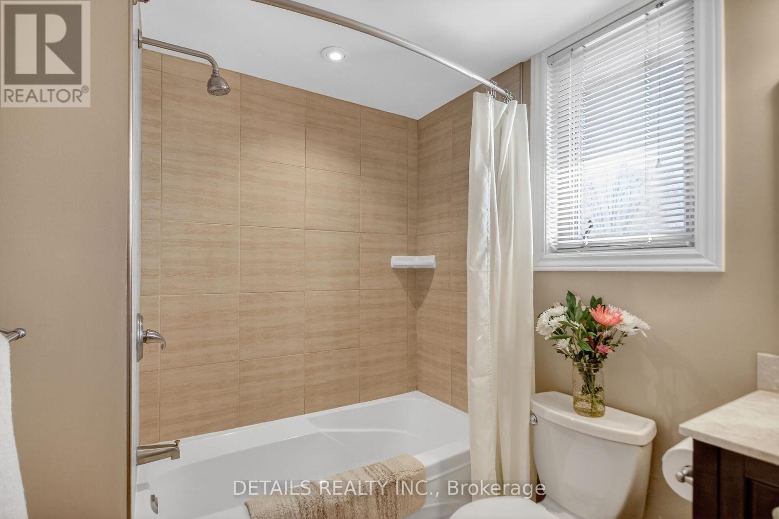 












37 GILLESPIE CRESCENT N

,
Ottawa,




Ontario
K1V0C1

