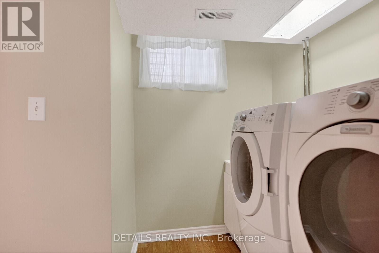 












37 GILLESPIE CRESCENT N

,
Ottawa,




Ontario
K1V0C1

