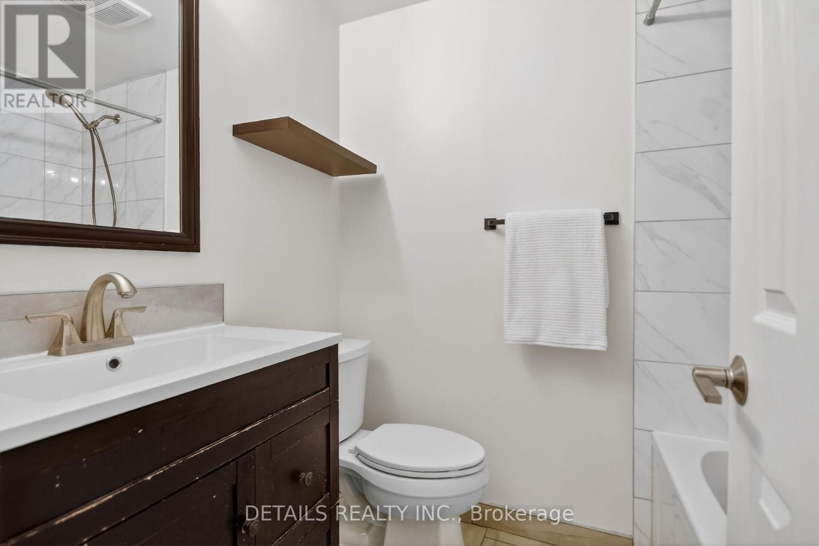 












5 - 40 APPLEBY PRIVATE

,
Ottawa,




Ontario
K2C3P4


