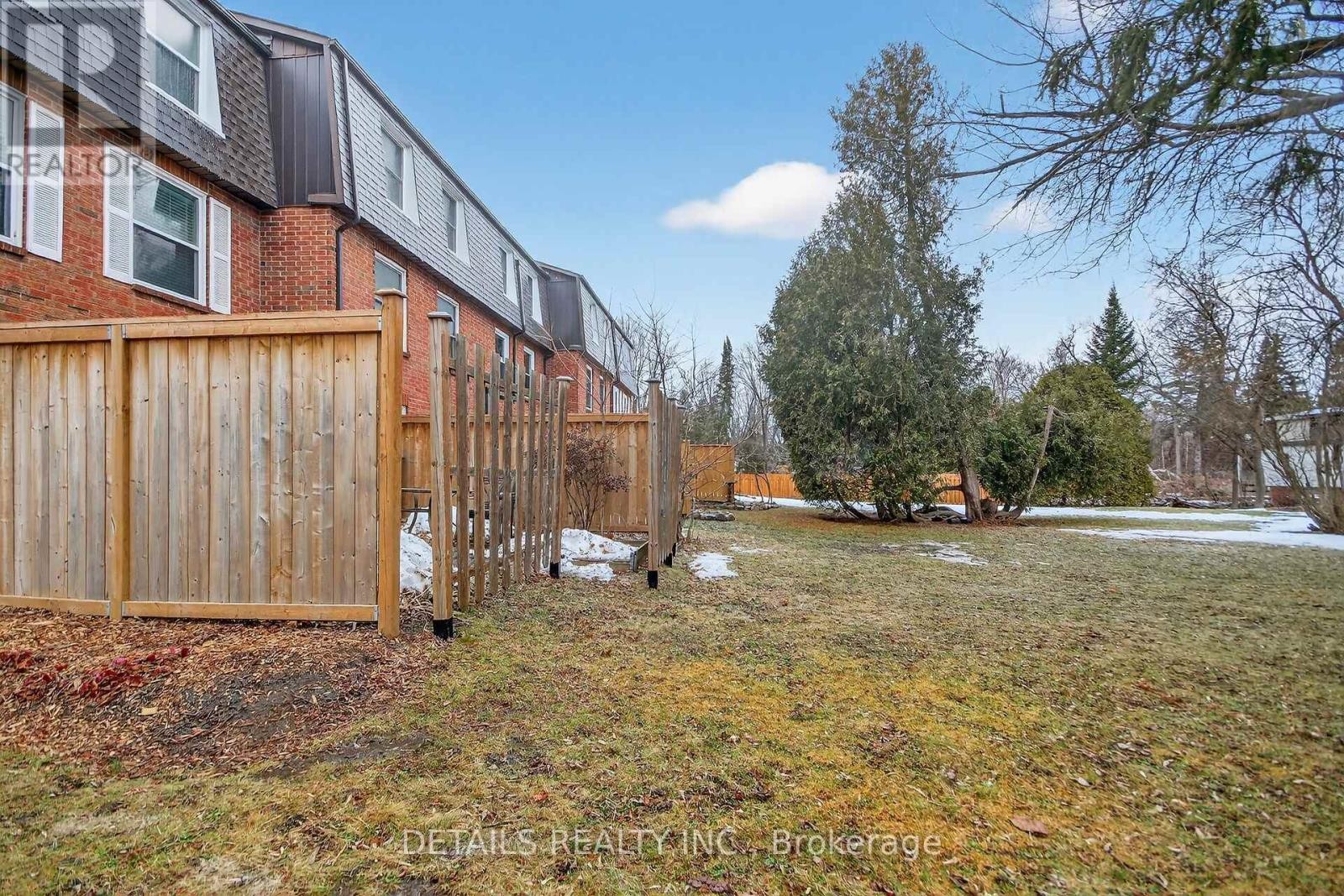












5 - 40 APPLEBY PRIVATE

,
Ottawa,




Ontario
K2C3P4

