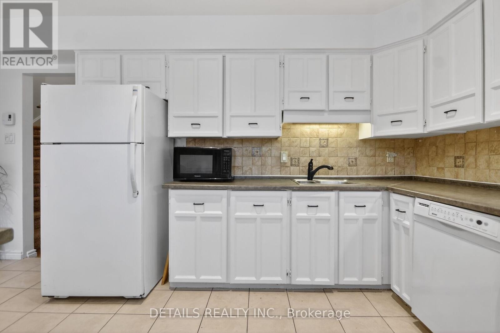 












5 - 40 APPLEBY PRIVATE

,
Ottawa,




Ontario
K2C3P4

