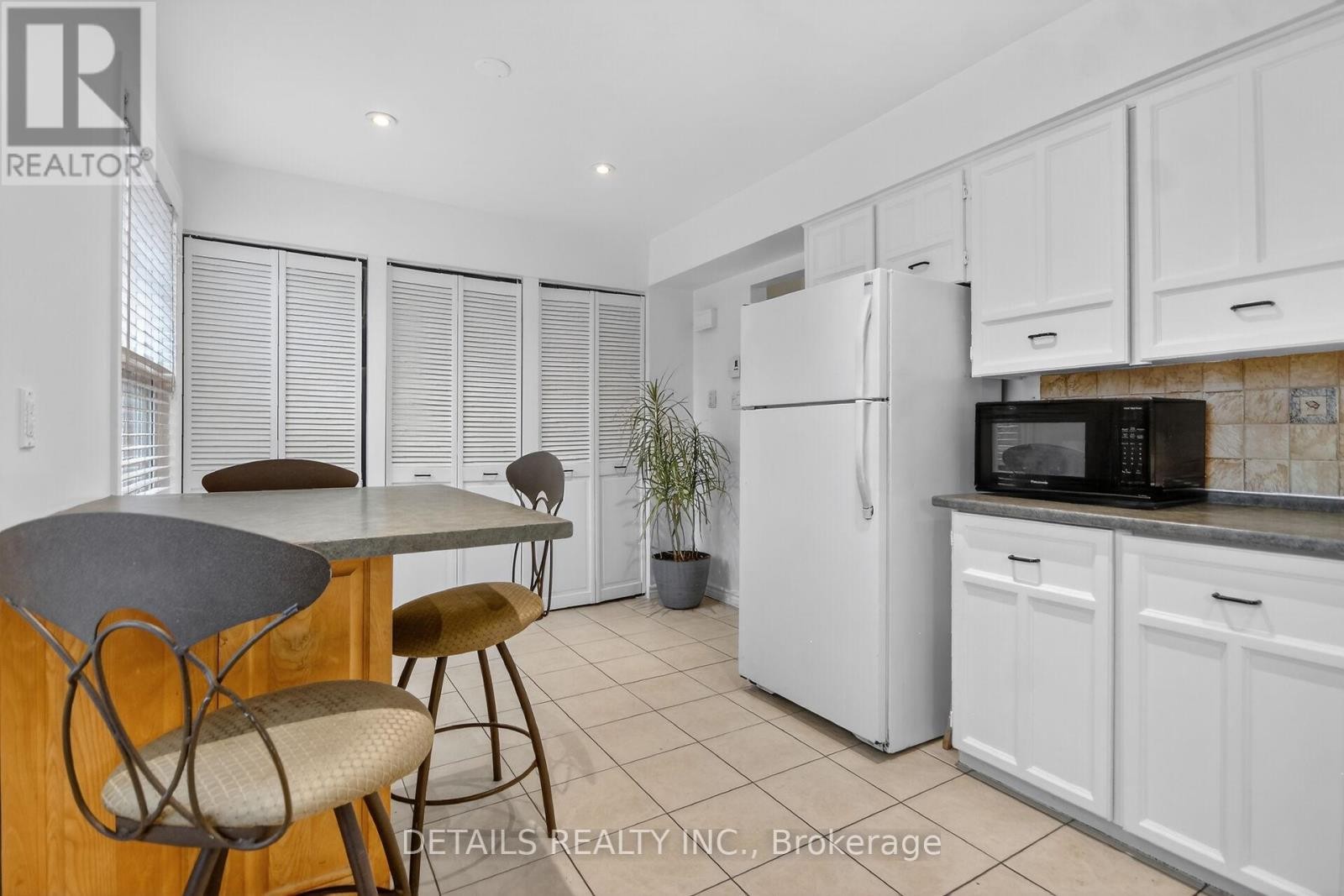 












5 - 40 APPLEBY PRIVATE

,
Ottawa,




Ontario
K2C3P4

