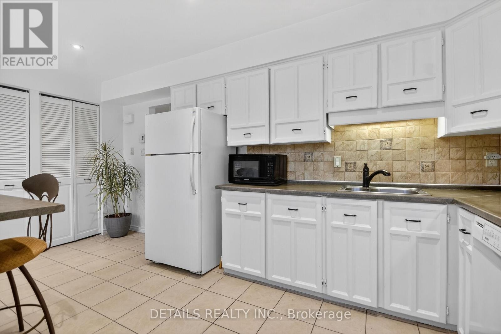












5 - 40 APPLEBY PRIVATE

,
Ottawa,




Ontario
K2C3P4

