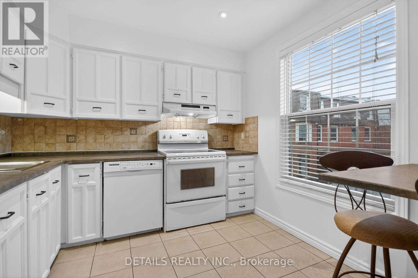 












5 - 40 APPLEBY PRIVATE

,
Ottawa,




Ontario
K2C3P4

