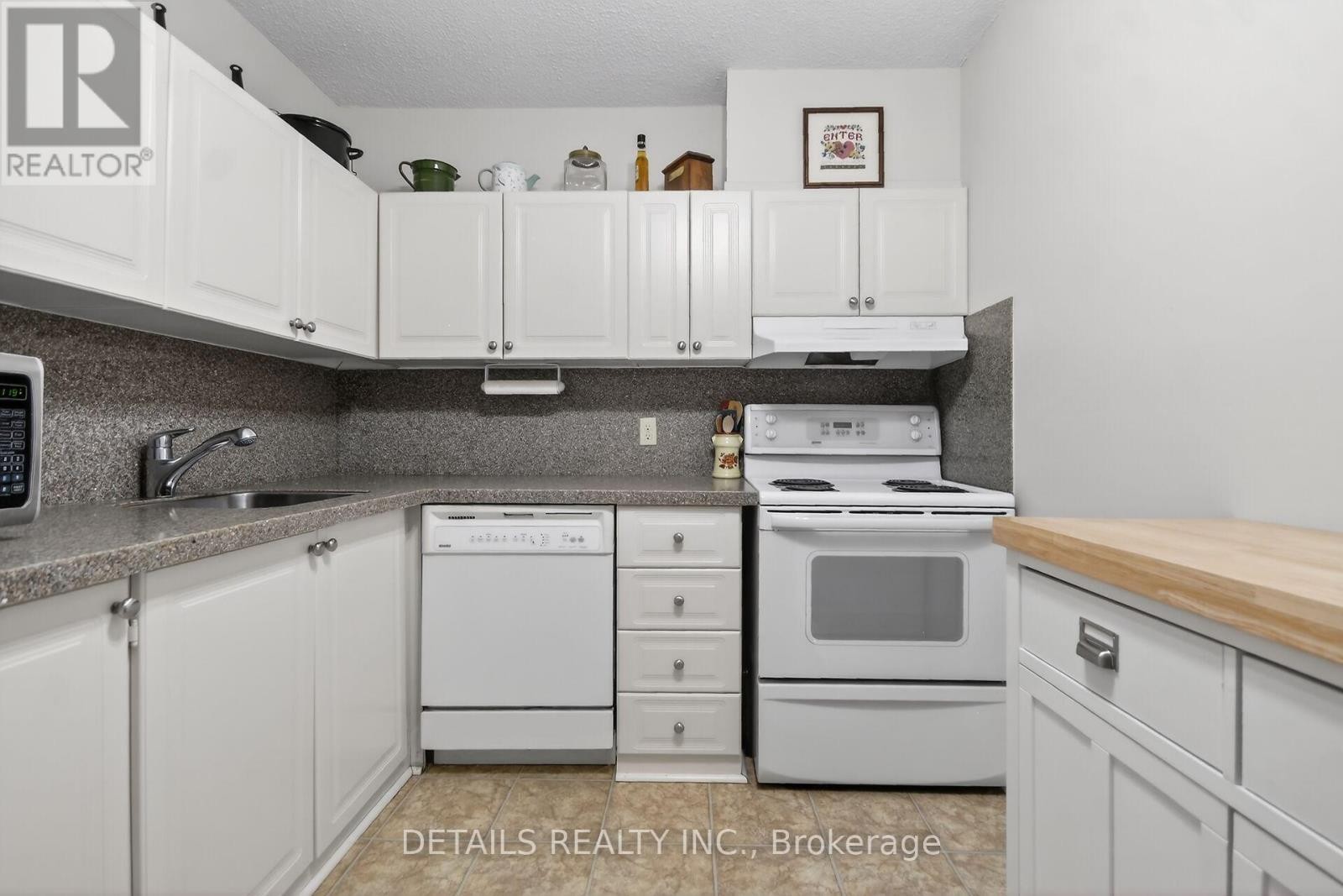 












2201 - 900 DYNES ROAD

,
Ottawa,




Ontario
K2C3L6

