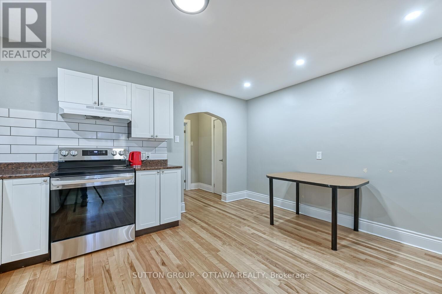 












154-156 DAGMAR AVENUE

,
Ottawa,




Ontario
K1L5T2

