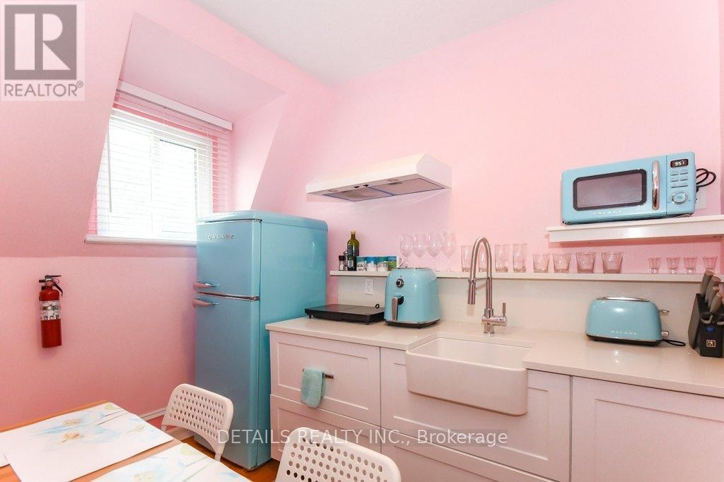 












19 GOULD STREET

,
Ottawa,




Ontario
K1Y2P1

