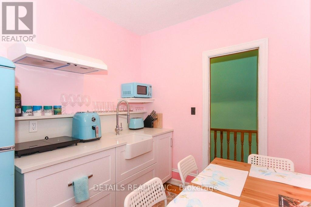












19 GOULD STREET

,
Ottawa,




Ontario
K1Y2P1

