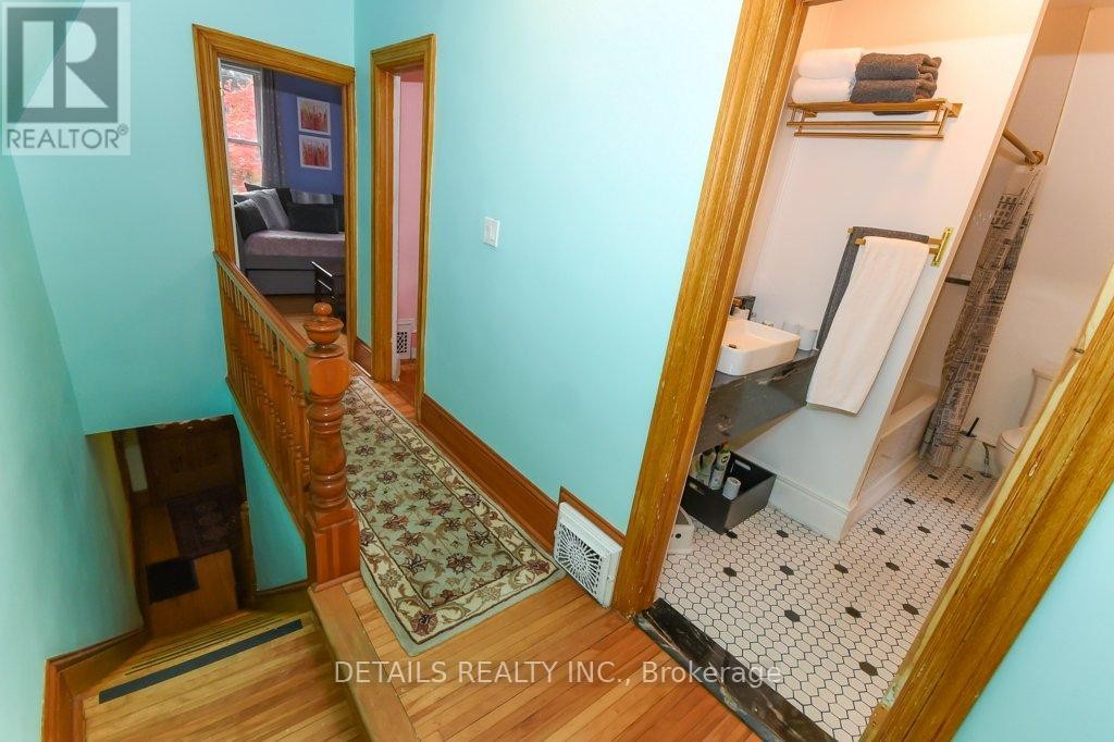 












19 GOULD STREET

,
Ottawa,




Ontario
K1Y2P1

