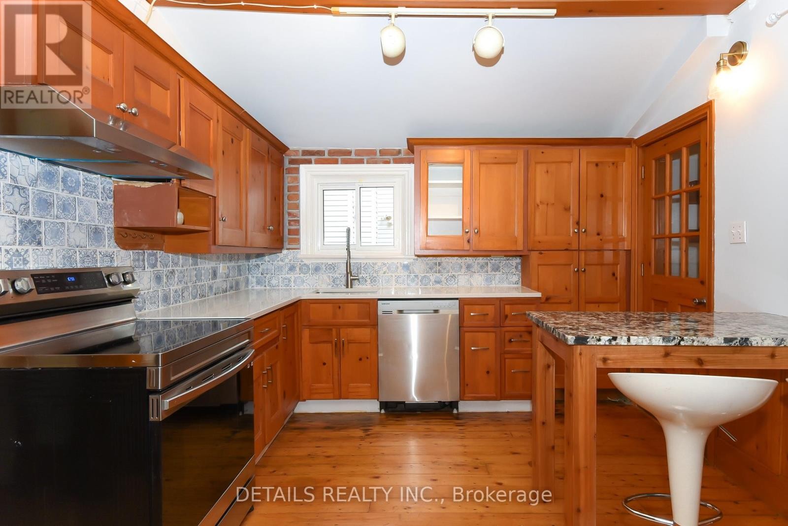












19 GOULD STREET

,
Ottawa,




Ontario
K1Y2P1

