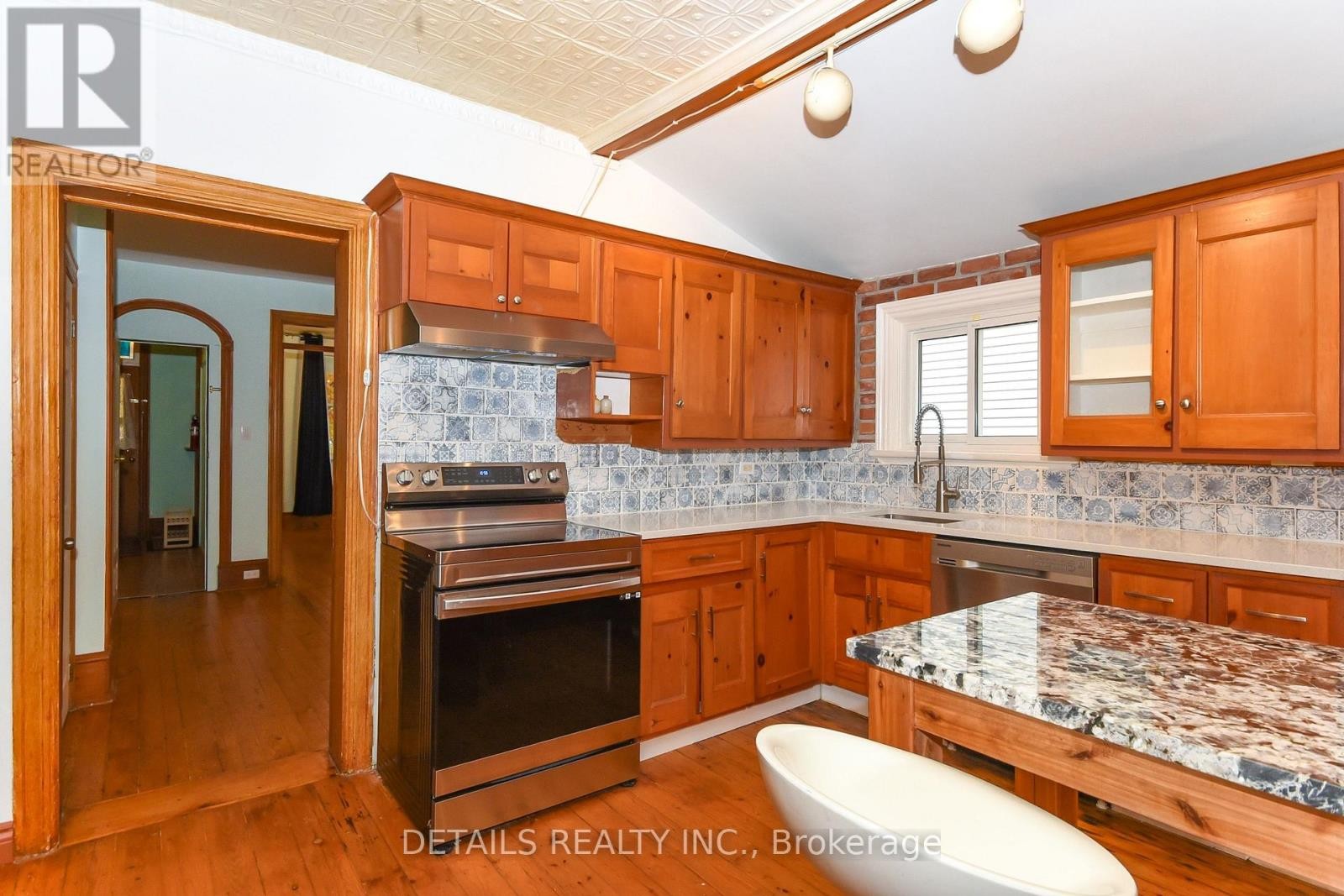 












19 GOULD STREET

,
Ottawa,




Ontario
K1Y2P1

