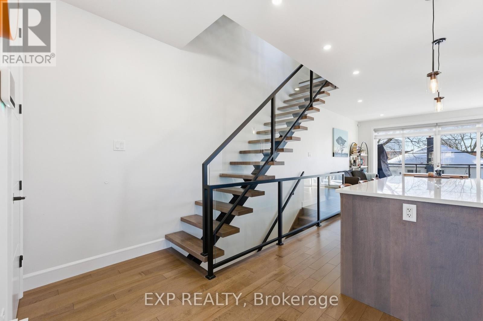 












158 MARIER AVENUE

,
Ottawa,




Ontario
K1L5S1

