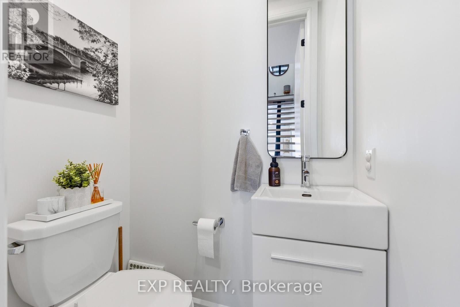 












158 MARIER AVENUE

,
Ottawa,




Ontario
K1L5S1

