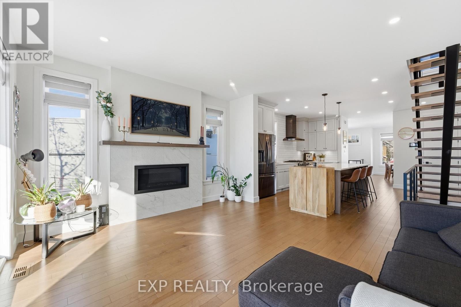 












158 MARIER AVENUE

,
Ottawa,




Ontario
K1L5S1

