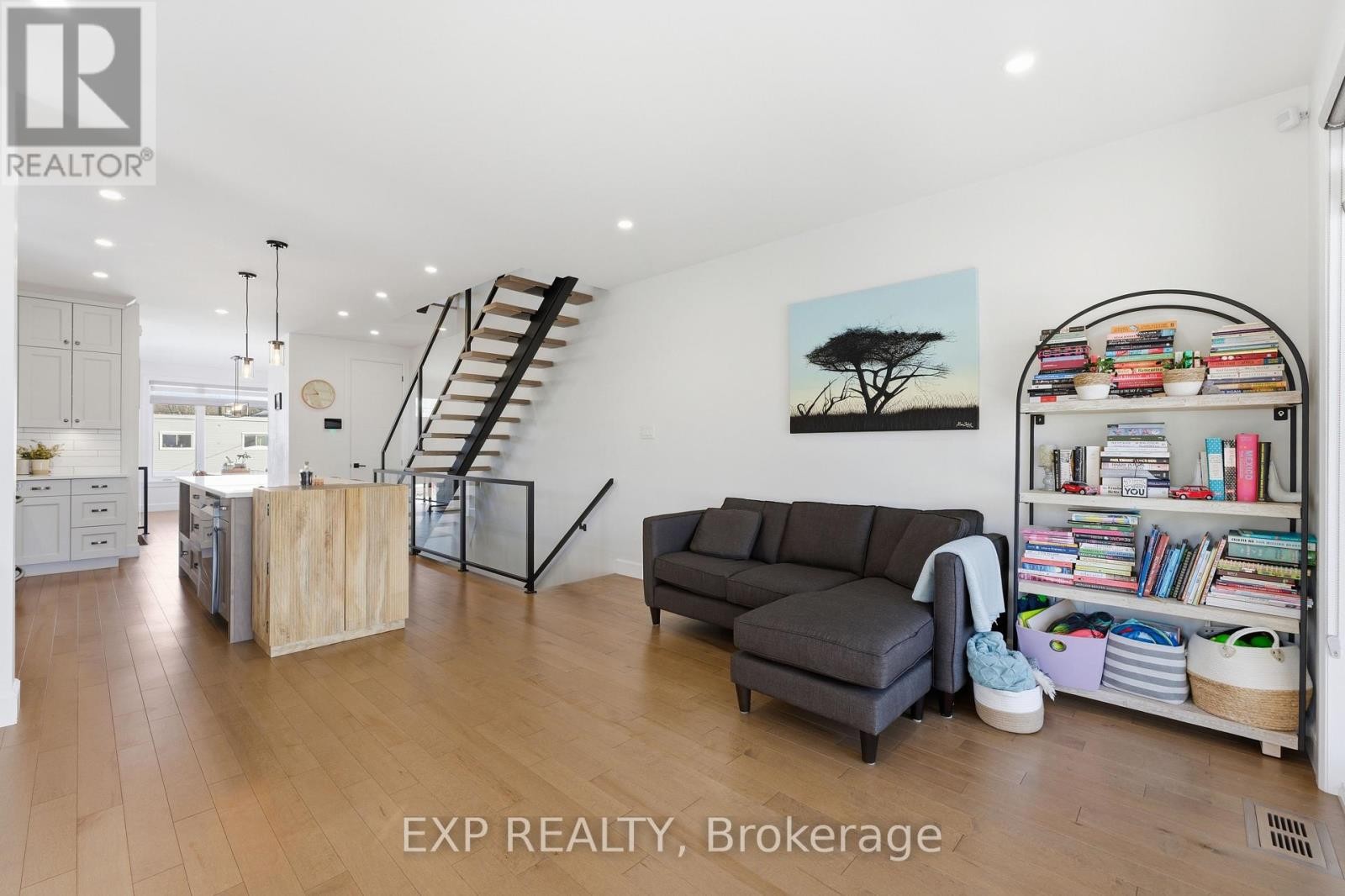 












158 MARIER AVENUE

,
Ottawa,




Ontario
K1L5S1

