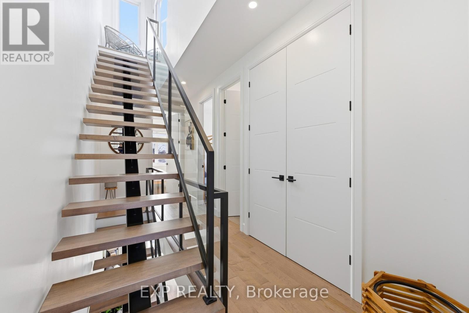 












158 MARIER AVENUE

,
Ottawa,




Ontario
K1L5S1

