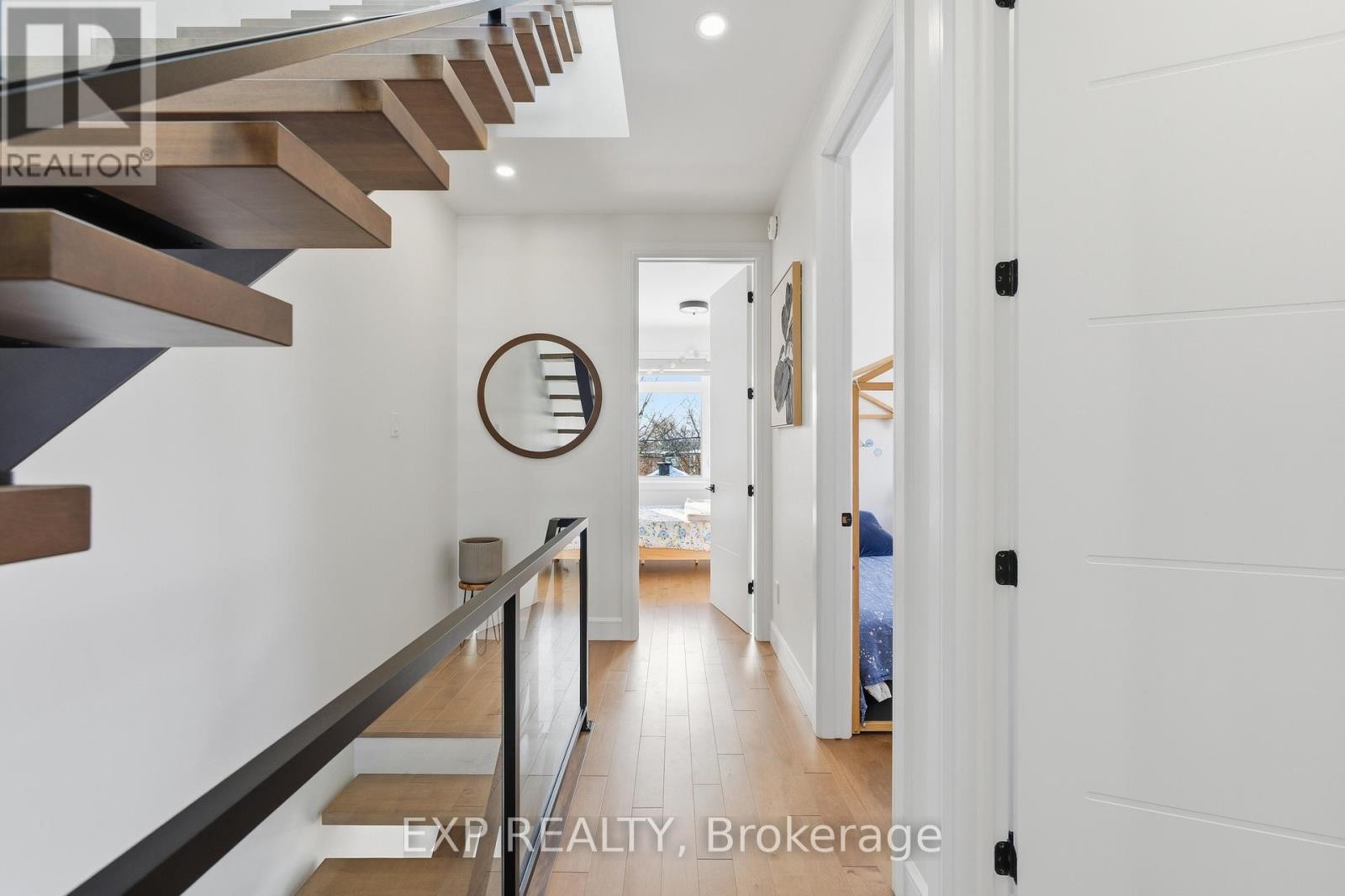 












158 MARIER AVENUE

,
Ottawa,




Ontario
K1L5S1

